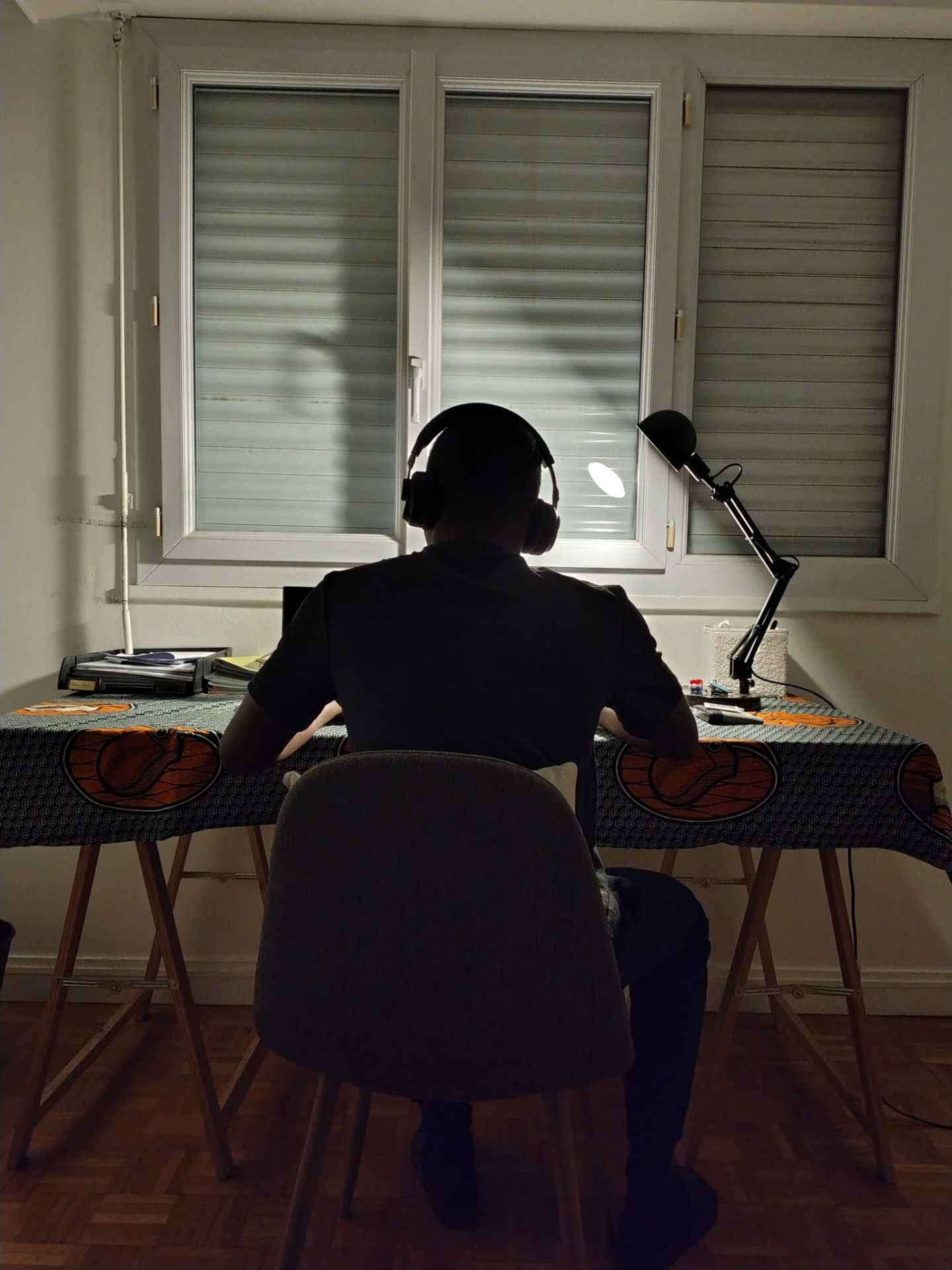 Personne travaillant depuis chez elle avec un ordinateur portable et un téléphone