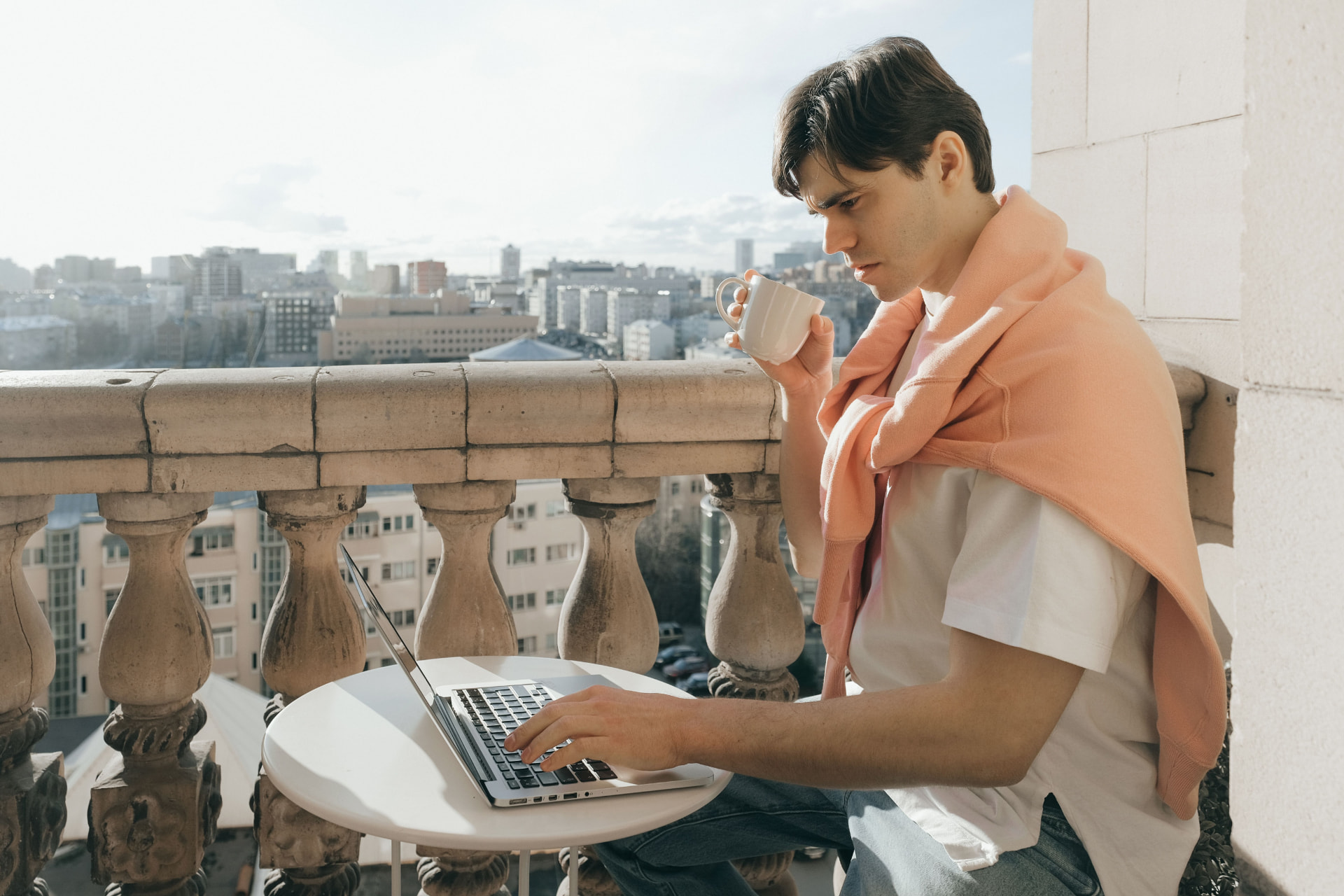 Personne travaillant depuis chez elle avec un ordinateur portable et un téléphone